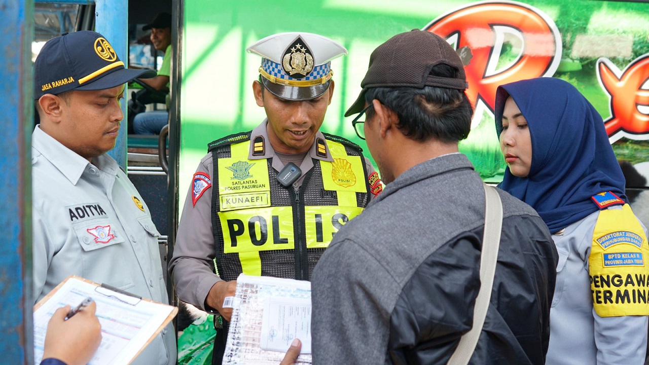 Salah satu anggota Satlantas Polres Pasuruan saat lakukan ramp check kendaraan umum. SP/ HIKMAH