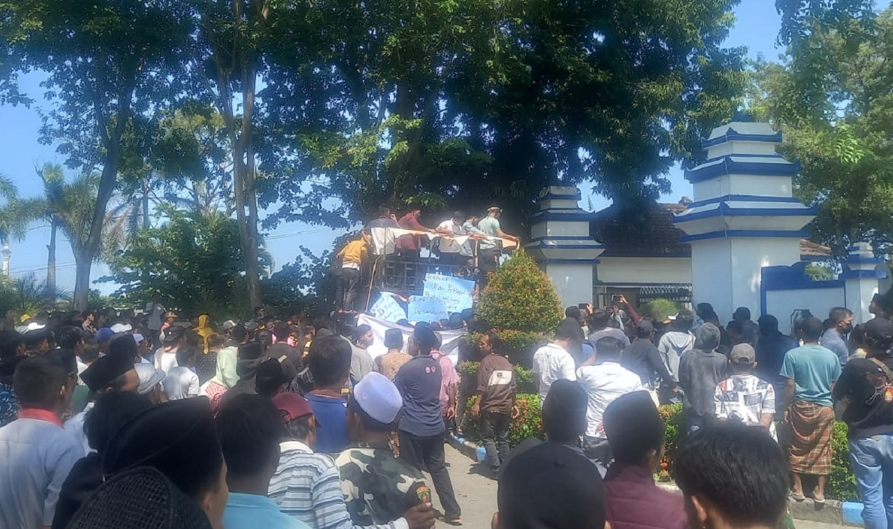 Ribuan massa geruduk kantor Pj. Bupati Sampang. SP/ GAN