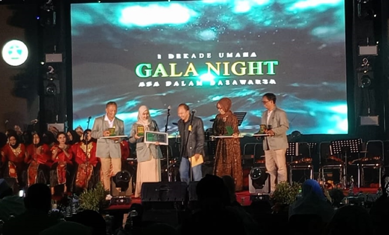Acara Gala Night pada Senin (20/05/2024) malam dengan menghadirkan guest star komedian Cak Lontong di gedung Graha Anugrah Gusti 2 Umaha. Dengan mengusung tema "Asa dalam Dasa Warsa". SP/ Al Qomaruddin