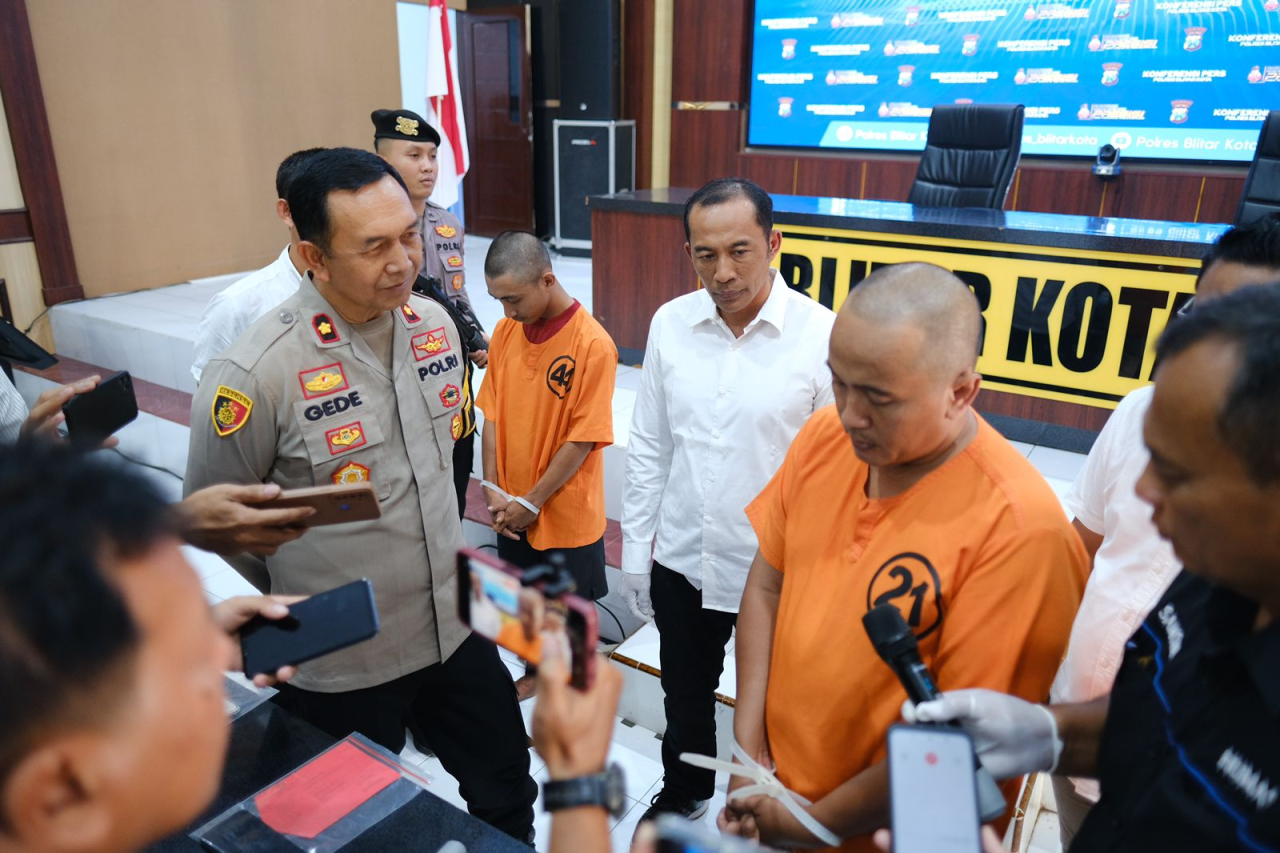 Pelaku saat ditanya petugas ketika rilis. SP/Lestariono