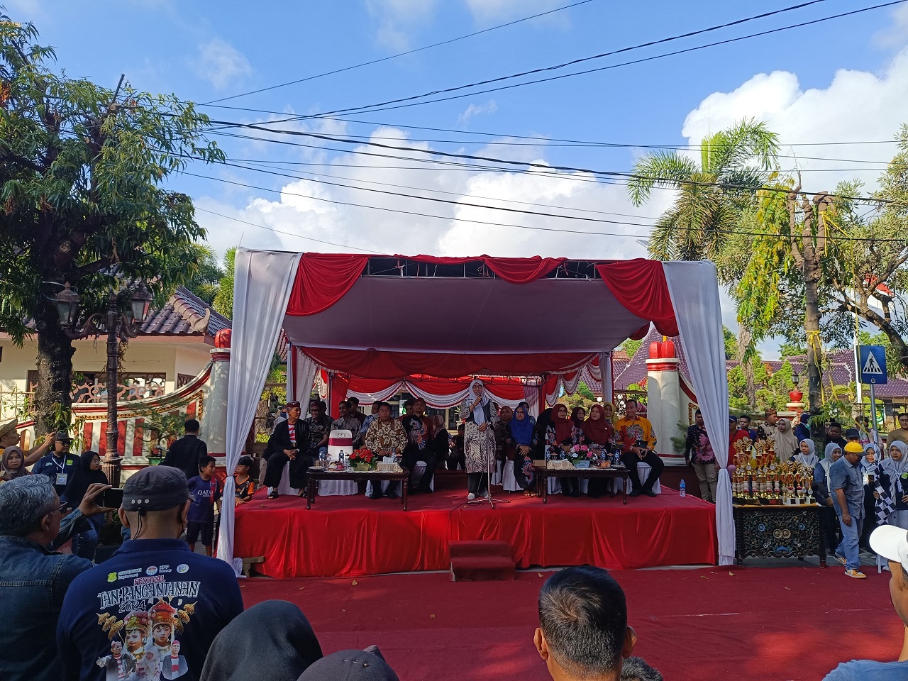 Wakil Bupati Sumenep, Hj. Dewi Khalifah, SH.MH saat membuka kegiatan Festifal Tanpangantan, di depan Rumah Dinas Bupati Kabupaten Sumenep. SP/ Ainur Rahman