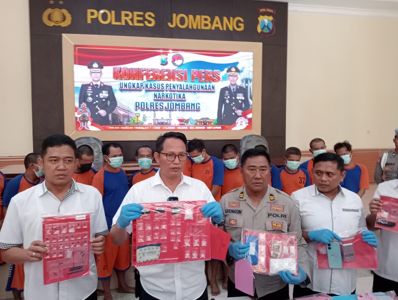 Pelaku pengedar narkoba jenis sabu-sabu dan pil dobel L. SP/ Aril