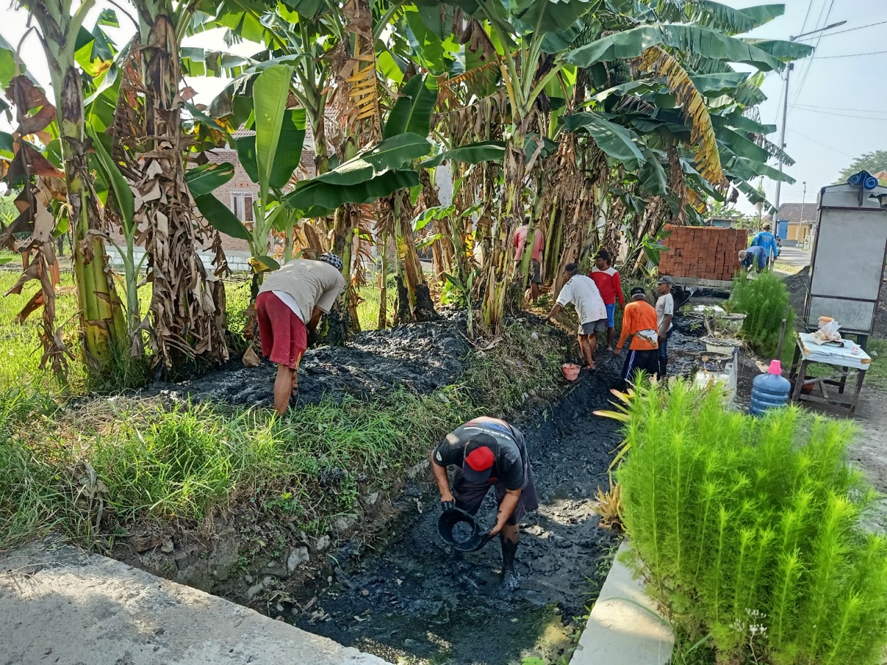 Warga Desa Temu, saat membersihkan saluran air yang kotor dan dangkal. SP/JUM