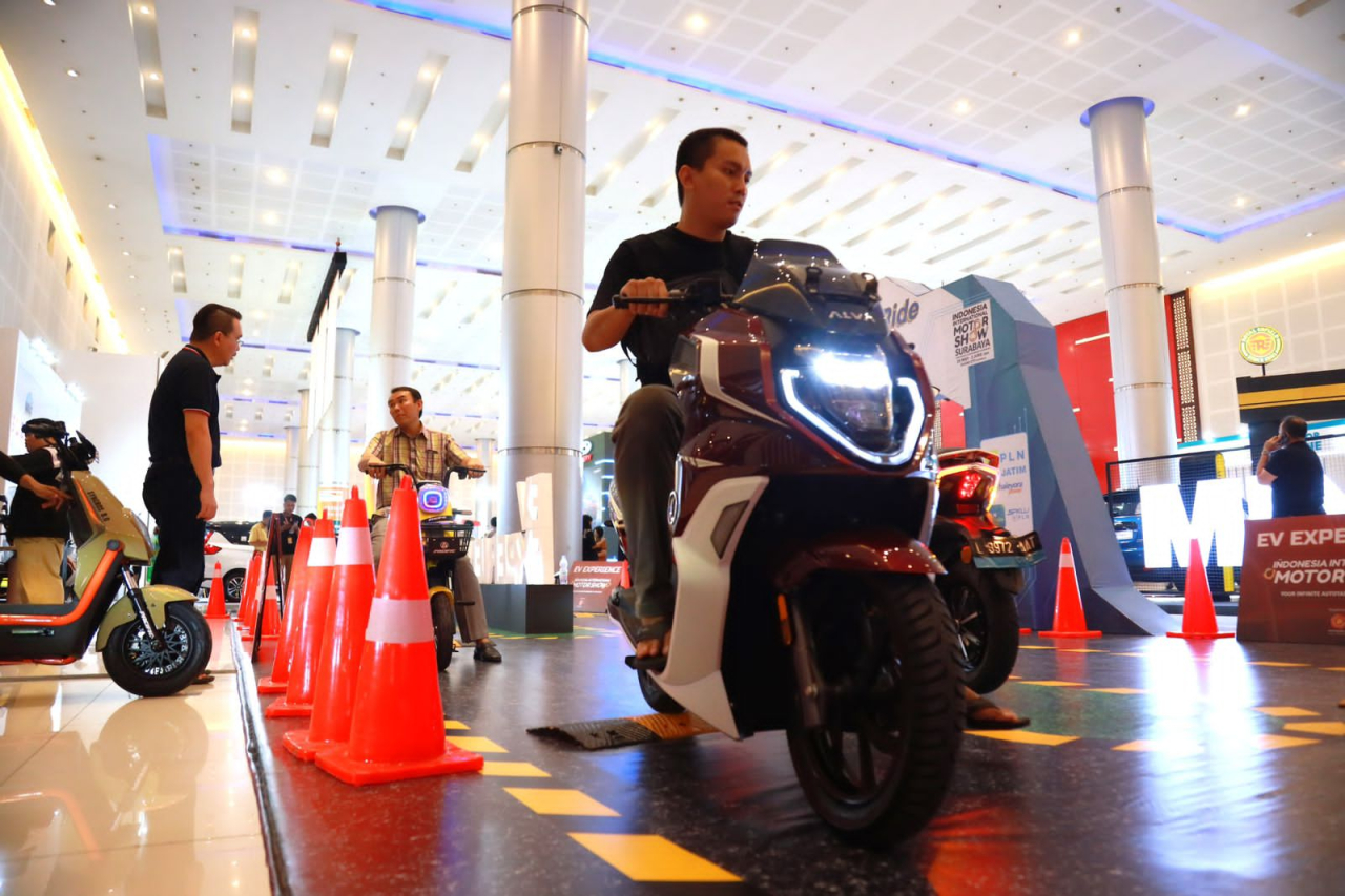 Pengunjung melakukan test drive kendaraan listrik dalam gelaran IIMS Surabaya. Foto/Humas PLN