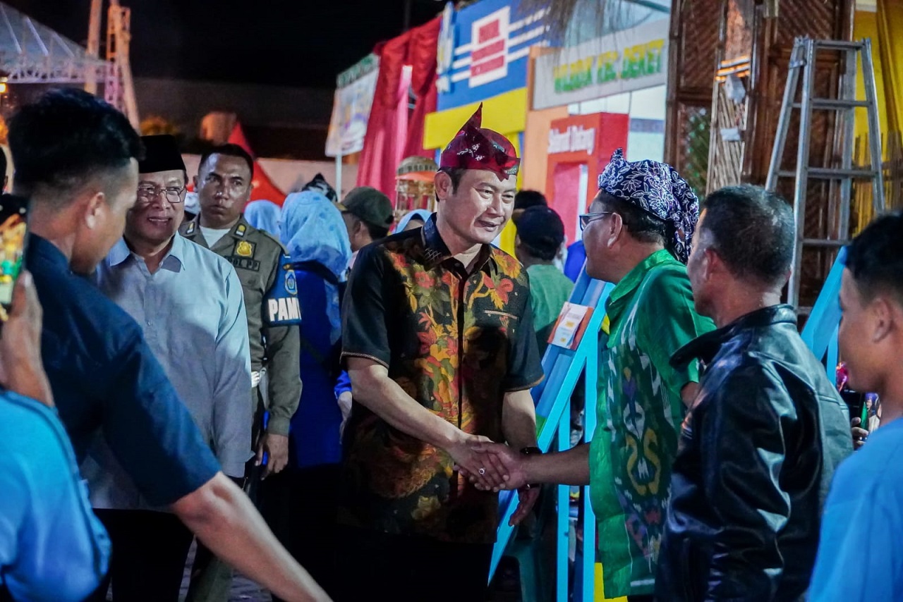 Bupati saat menyapa pendidik saat melihat dari dekat pameran pendidikan. SP/ MUHAJIRIN 