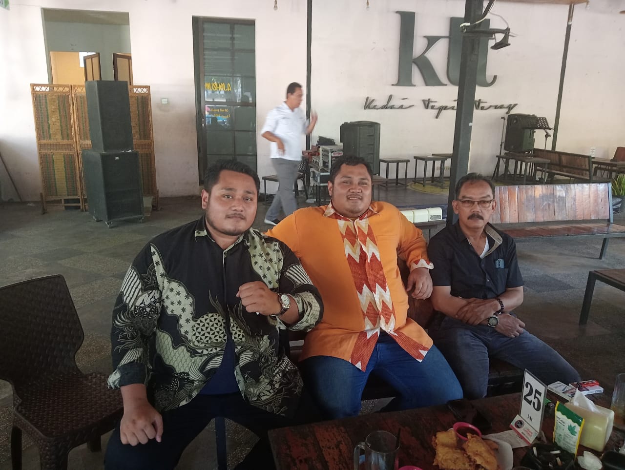 Ahli waris, Lutfi, bersama dua kuasa hukumya, seusai sidang perdana di PN Sidoarjo. SP/JUM