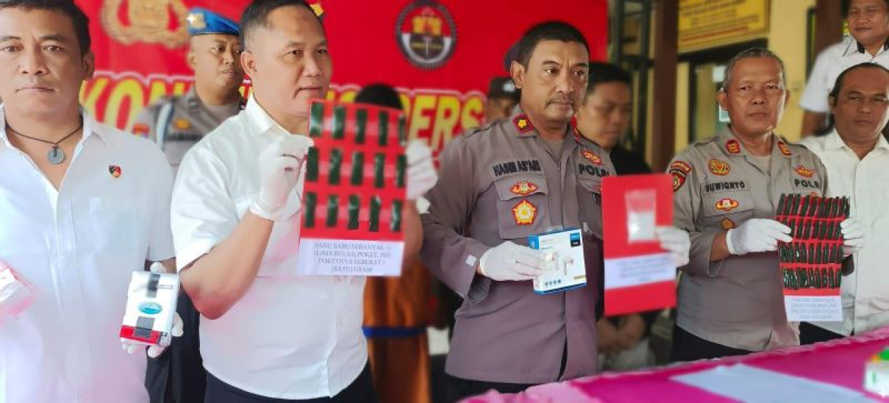 Kapolsek Balongbendo, Kompol Hasim As'hari, bersama jajaran saat melakukan press rilis ungkap narkoba di halaman Mapolsek Balongbendo.