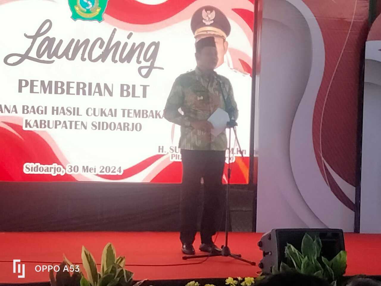 5.011 orang buruh pabrik rokok di Kabupaten Sidoarjo menerima BLT (Bantuan Langsung Tunai). SP/ HIKMAH