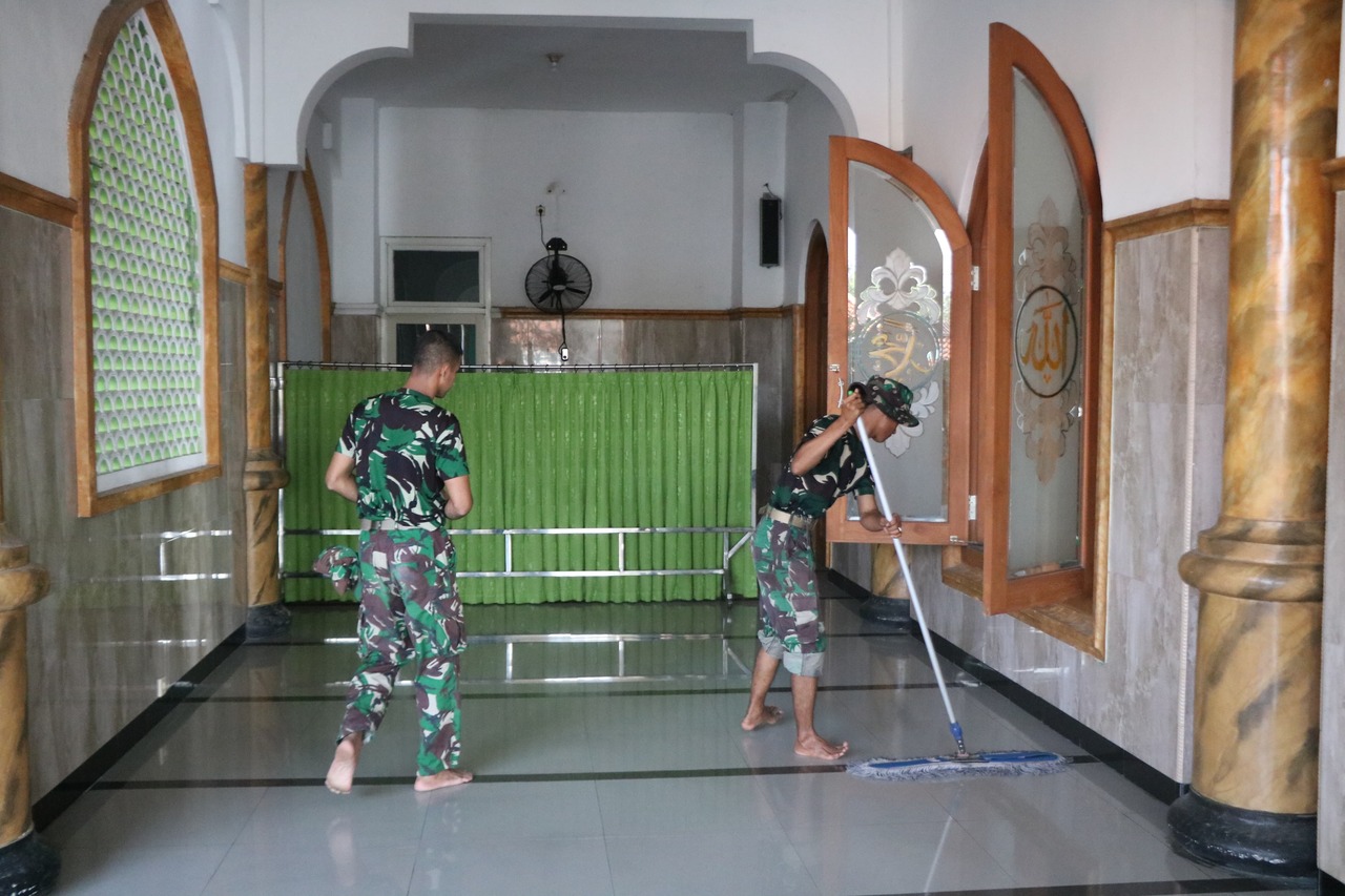 Anggota Satgas TNI Manunggal Membangun Desa (TMMD) ke-120 dari Kodim 0816/Sidoarjo melaksanakan kegiatan pembersihan Masjid Jami' Baitur Ridlwan yang terletak di Desa Penambangan, Kecamatan Balongbendo, Sidoarjo. SP/ HIKMAH