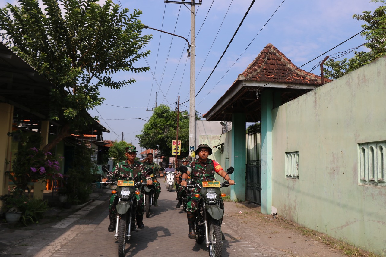 Dandim 0816/Sidoarjo selaku Dansatgas TNI Manunggal Membangun Desa (TMMD) ke-120 Kodim 0816/Sidoarjo, Letkol Inf Guntung Dwi Prasetyo, hari ini memimpin patroli dan peninjauan lokasi sasaran TMMD di Desa Penambangan. SP/ HIKMAH