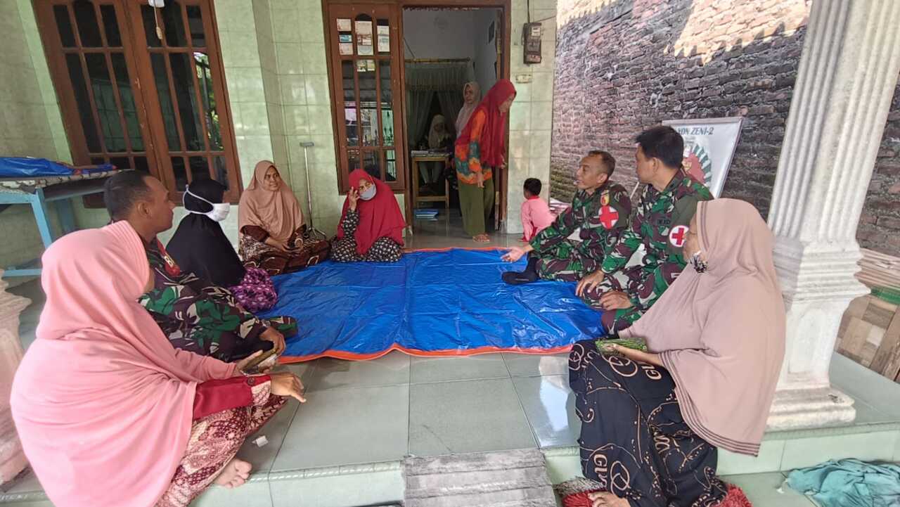 Satgas TMMD ke 120 Kodim 0816/Sidoarjo melaksanakan Posyandu Lansia bagi masyarakat setempat pada Sabtu, (11/05/2024). SP/ HIKMAH