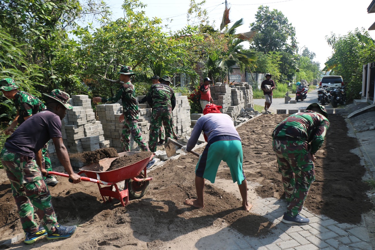 Pembangunan jalan paving di Desa Penambangan Kecamatan Balongbendo Kabupaten Sidoarjo oleh satgas TMMD ke-120 bersama masyarakat. SP/ HIKMAH