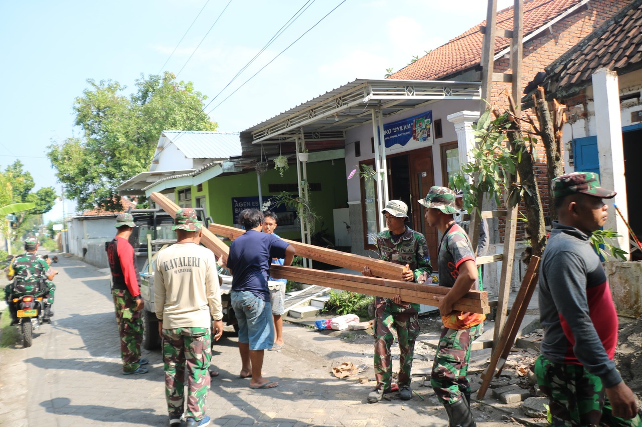 Satgas TMMD ke-120 Kodim 0816/Sidoarjo, semangat gotong royong dan kesetiakawanan di Desa Penambangan. SP/ HIKMAH