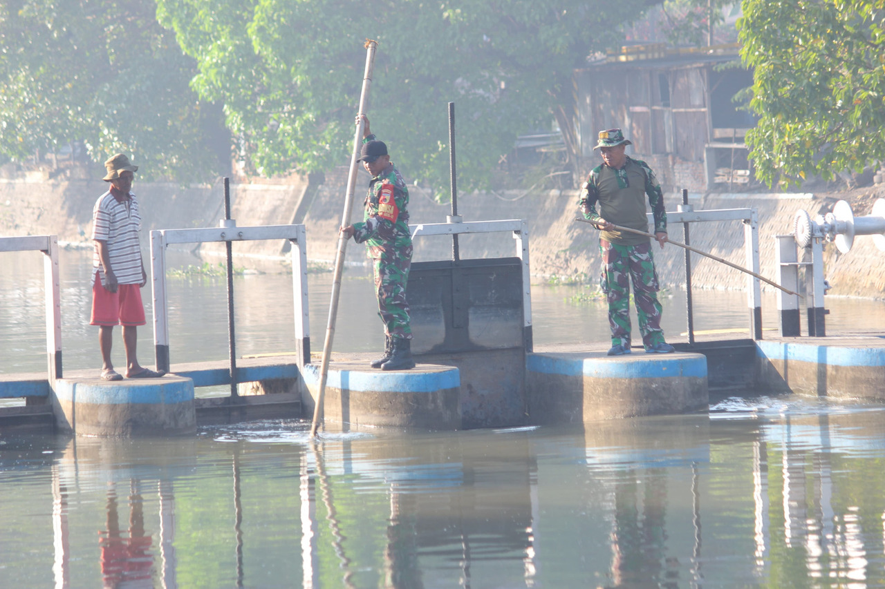 Pasukan Satgas TNI Manunggal Membangun Desa (TMMD) ke-120 Kodim 0816/Sidoarjo tak kenal lelah menjalankan misi kebersihan di Desa Penambangan. SP/ HIKMAH