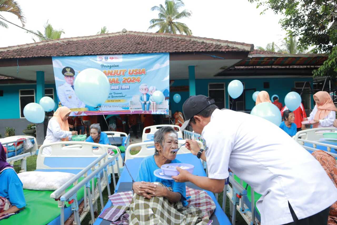 Antusiasme para lansia yang mengikuti kegiatan yang digelar oleh Dinsos Jatim. SP/ AINI