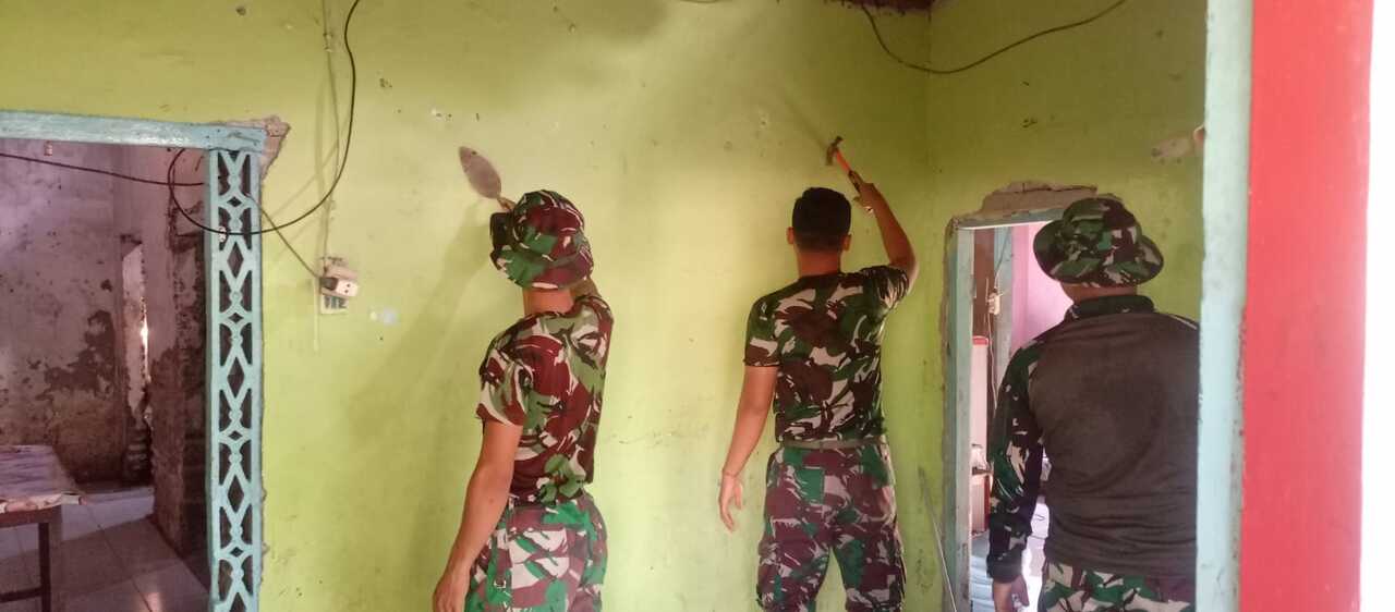 Pasukan Satgas TNI Manunggal Membangun Desa (TMMD) ke-120 dari Kodim 0816/Sidoarjo tengah melaksanakan misi mulia mereka dengan memperbaiki rumah tidak layak huni milik Ibu Karsiati. SP/ HIKMAH
