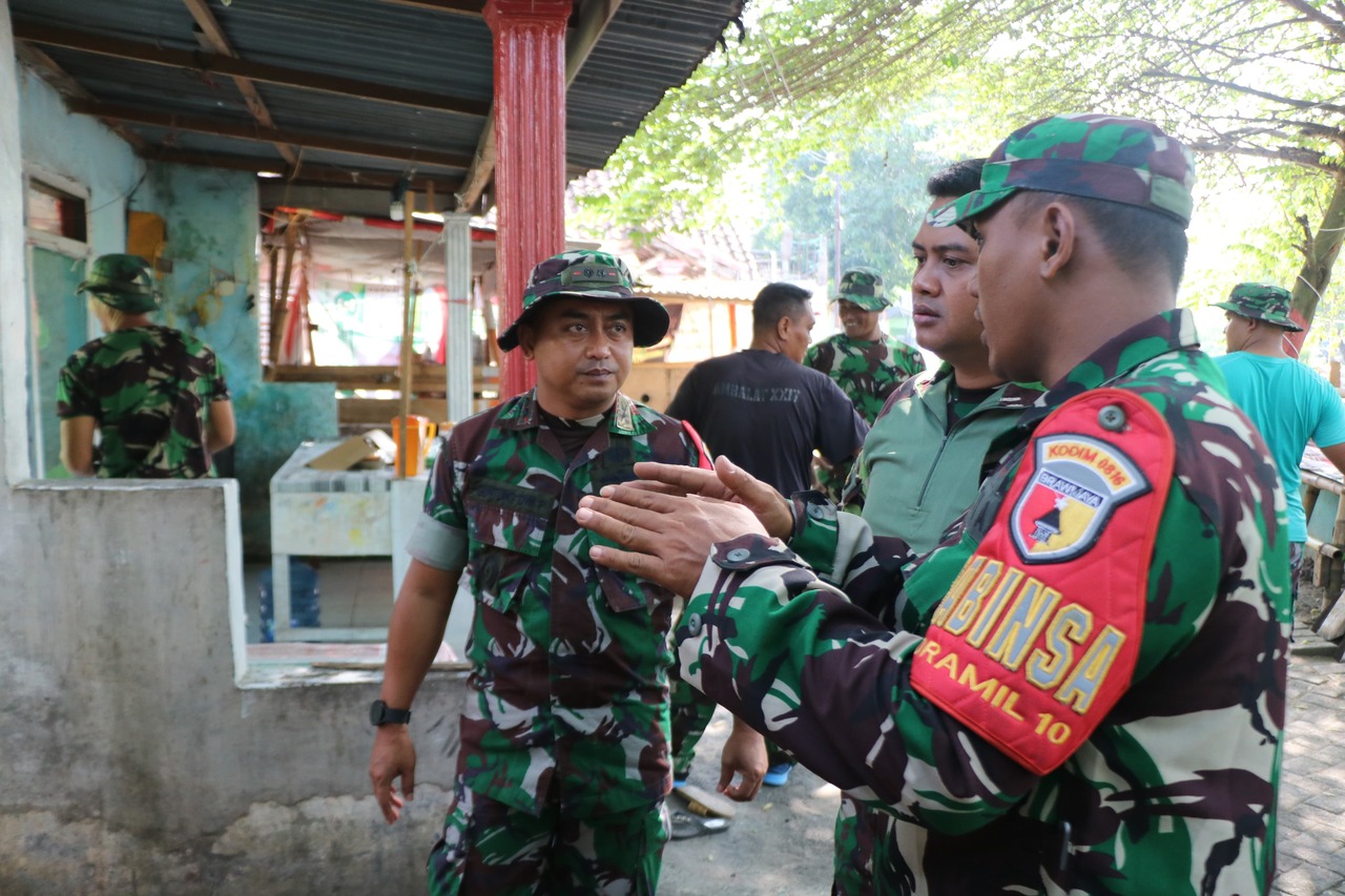Komandan Kodim 0816/Sidoarjo, Letkol Inf Guntung Dwi Prasetyo, selaku Dansatgas TMMD ke-120, melaksanakan peninjauan Rumah Tidak Layak Huni (RTLH) di sasaran TMMD ke-120. SP/ HIKMAH