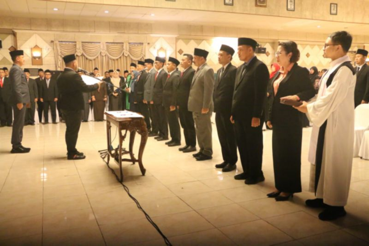 Bupati Fandi Akhmad Yani saat melantik ulang 143 pejabat mulai eselon IV, III, II sampai pejabat fungsional di Ruang Mandala Bakti Praja Lantai 4 Kantor Bupati Gresik.