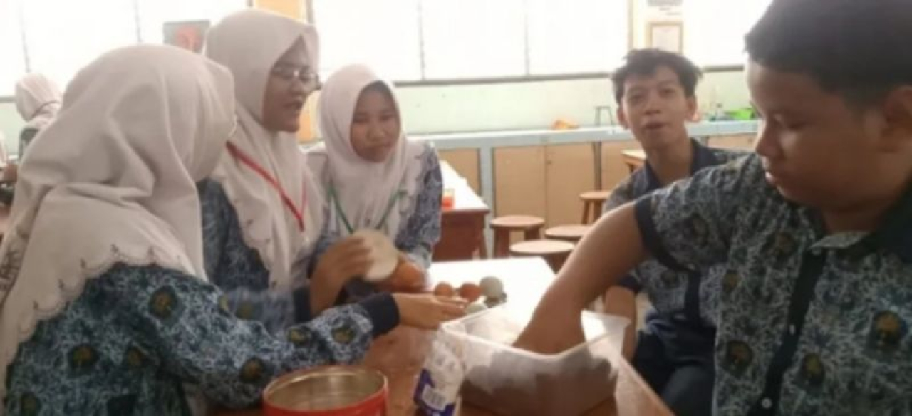 Beberapa siswa kelas IX Spemutu Gresik saat mengikuti uprak di laboratorium MIPA pada materi pembuatan telur asin.