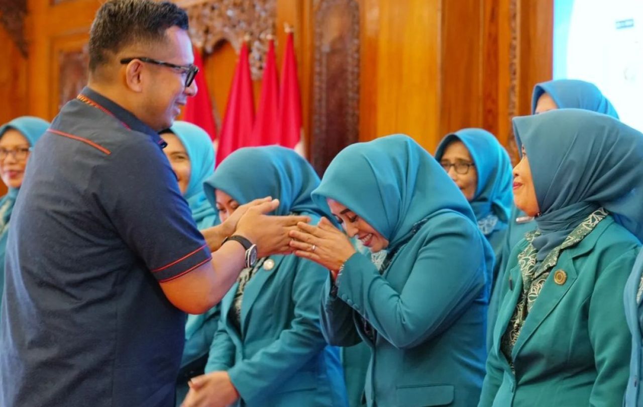 Pj Wali Kota Ali Kuncoro memberi ucapan selamat kepada Ketua TP PKK Kota Mojokerto Nia Wayanti