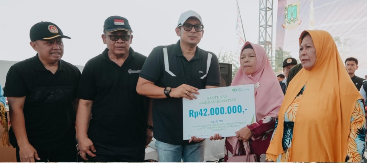 Pj Wali Kota Ali Kuncoro saat menyerahkan santunan kematian kepada para ahli waris