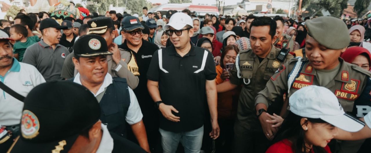 Pj Wali Kota Ali Kuncoro saat jalan sehat bersama ribuan buruh Kota Mojokerto