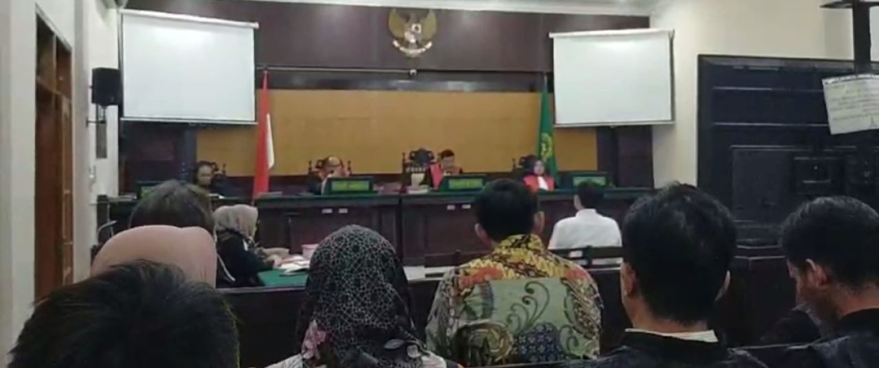 Sidang kasus pemgerusakan gembok dan rantai truk tangki tetes milik PT SGH