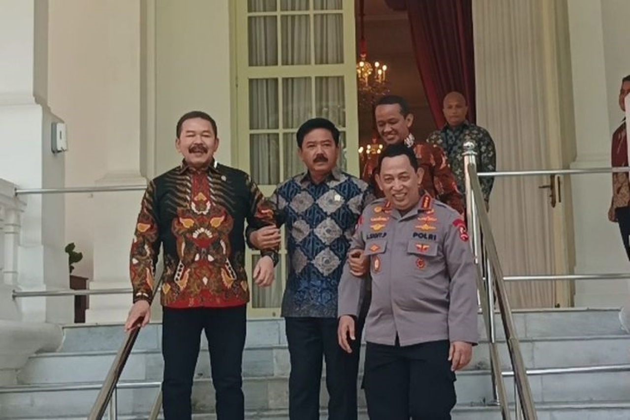 Momen Menko Polhukam Hadi Tjahjanto saat menggandeng dan merangkul Jaksa Agung ST Burhanuddin dan Kapolri Jenderal Listyo Sigit di Istana Negara, Senin (27/5/2024).