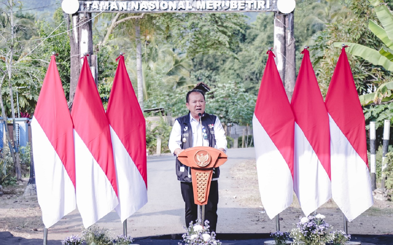 Bupati Jember Hendy Siswanto memberikan sambutan terkait dengan pengaspalan jalan di Gapura Bandealit Taman Nasional Meru Betiri. SP/ Diskominfo Jember