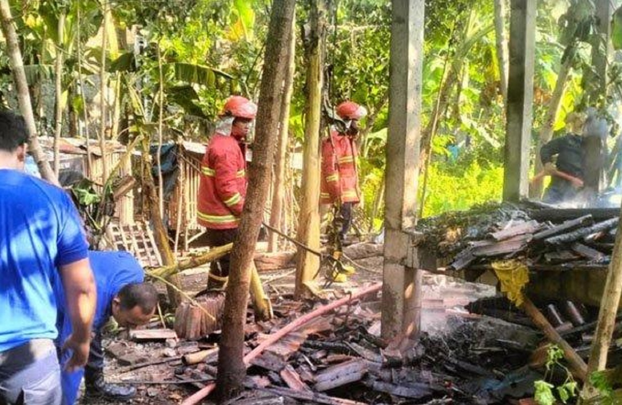 Petugas dan warga berhasil memadamkan kobaran api yang melahap kandang kambing di Desa Campurejo, Kecamatan Sambit, Kabupaten Ponorogo, Jawa Timur, Rabu (01/05/2024) pagi. SP/ PNG