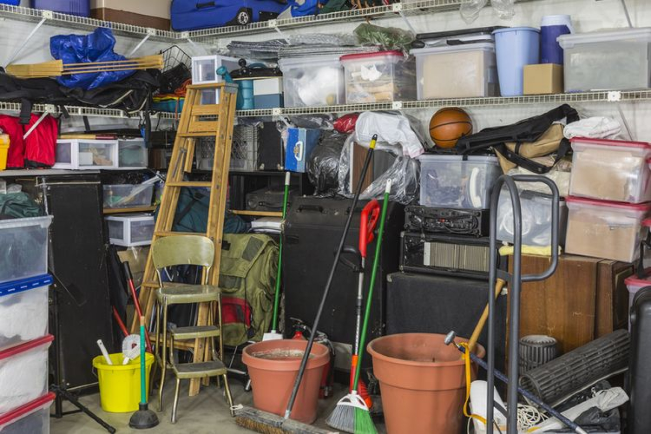 Sebelum mengemas furnitur untuk dipindahkan ke gudang, pastikan semuanya dalam keadaan bersih. SP/JAKA