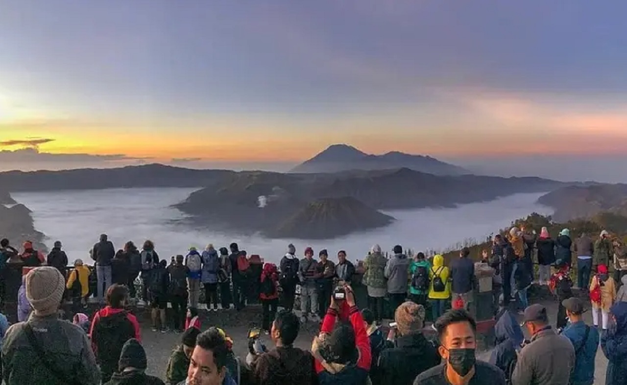 Para wisatawan tengah menikmati suasana sore hari di Gunung Bromo, Kota Malang, Jawa Timur. SP/ MLG