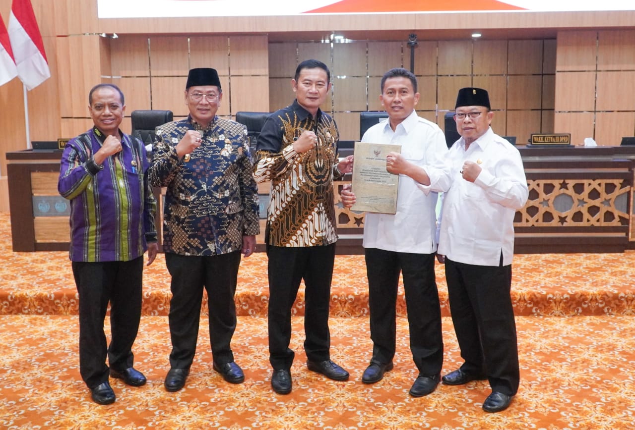 Wakil ketua DPRD Lamongan, H. Husnul Aqib dan Darwoto menerima nota keuangan raperda Lpj APBD 2023.