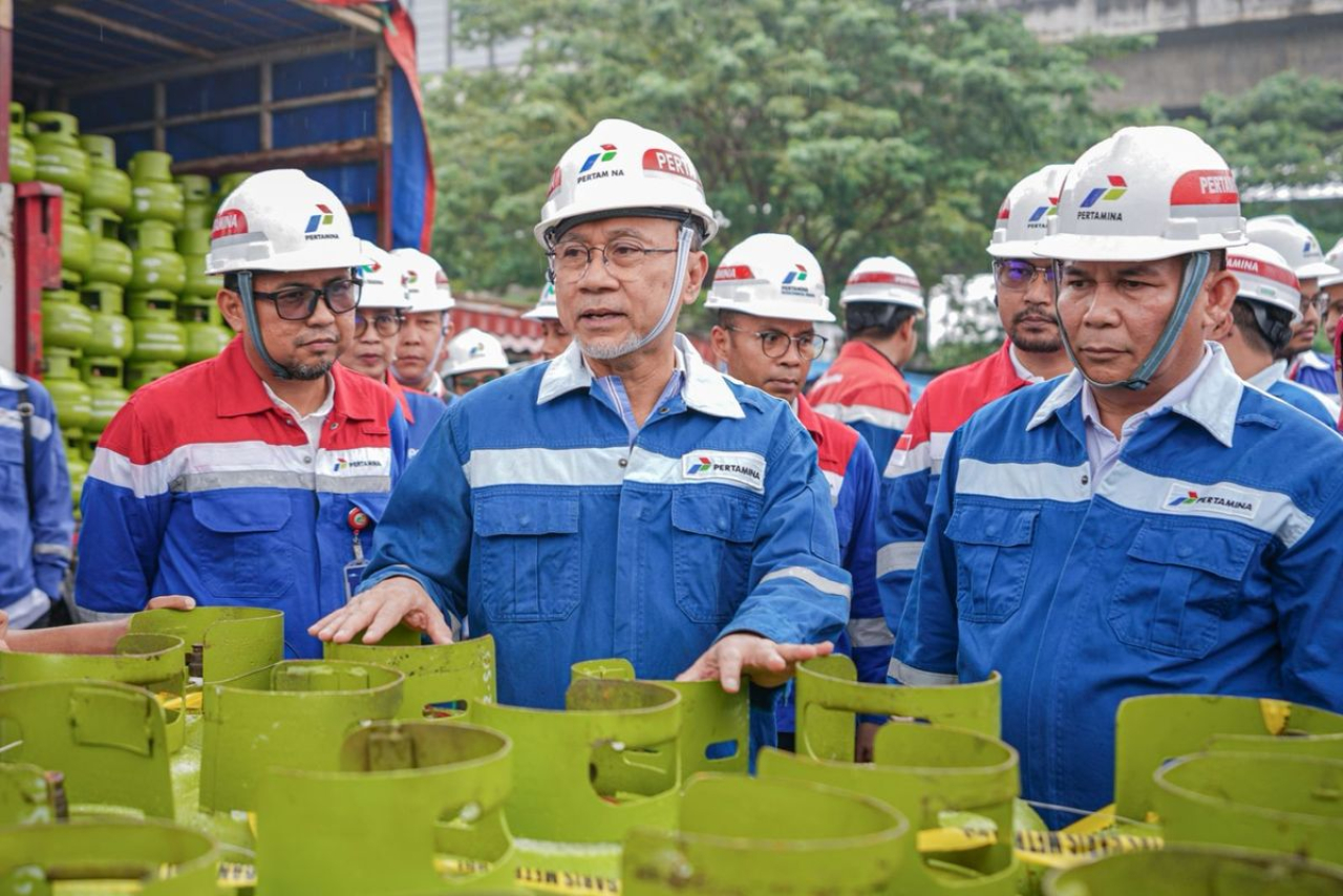 Menteri Perdagangan (Mendag) Zulkifli Hasan melakukan kunjungan kerja ke stasiun pengisian bulk elpiji (SPBE) di Tanjung Priok untuk memastikan liquefied petroleum gas (LPG) 3 kilogram (kg) yang disalurkan ke masyarakat sesuai takaran. (Foto: Humas Pertam
