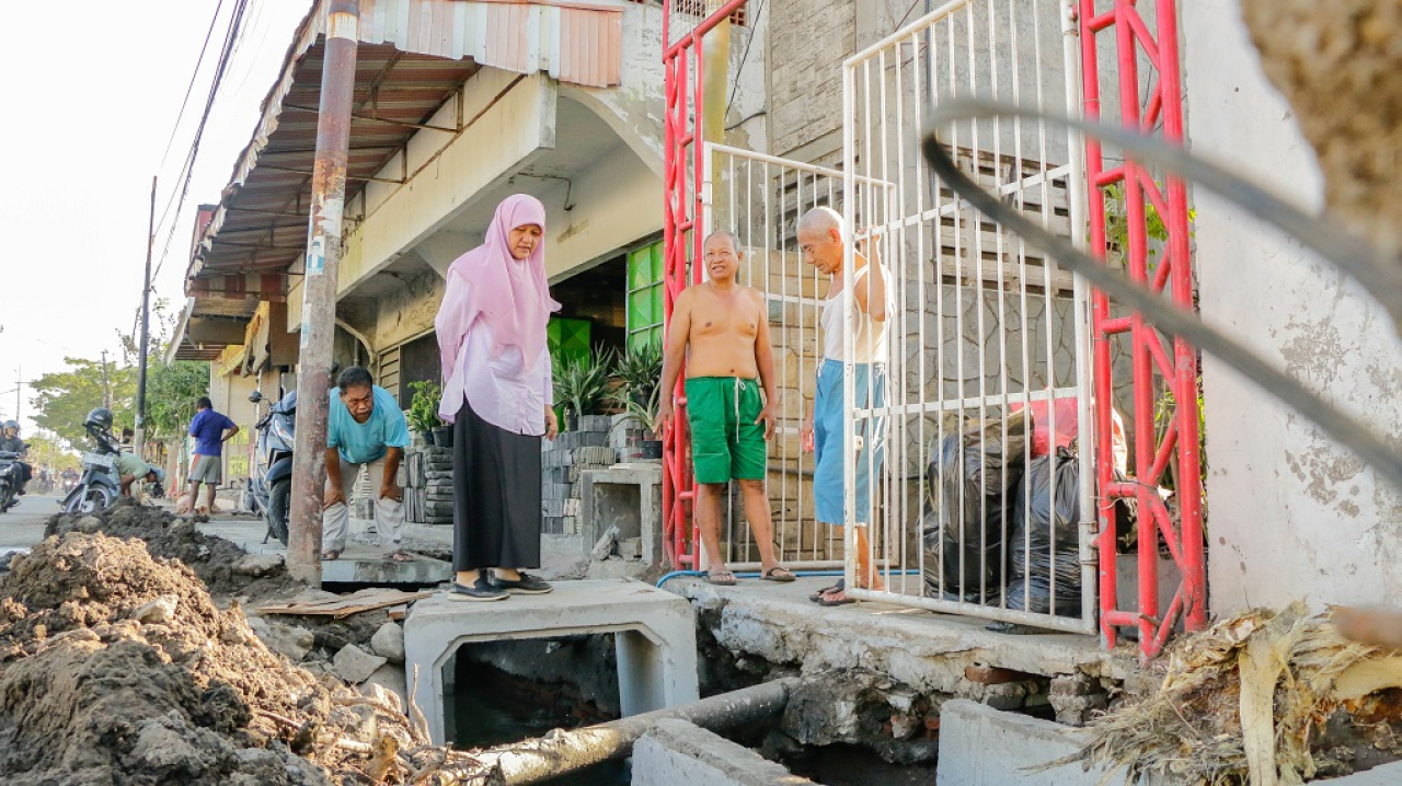 Wakil Ketua DPRD Surabaya Reni Astuti saat melakukan pengecekan di salah satu proyek pembangunan saluran air atau box culvert.