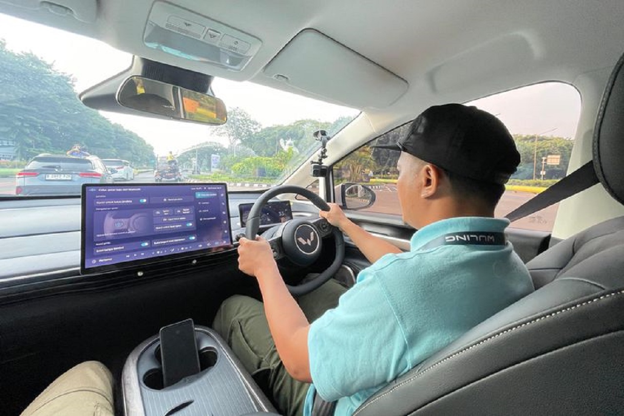 Salah satu pengemudi tengah melakukan test drive Wuling Cloud EV. SP/ JKT