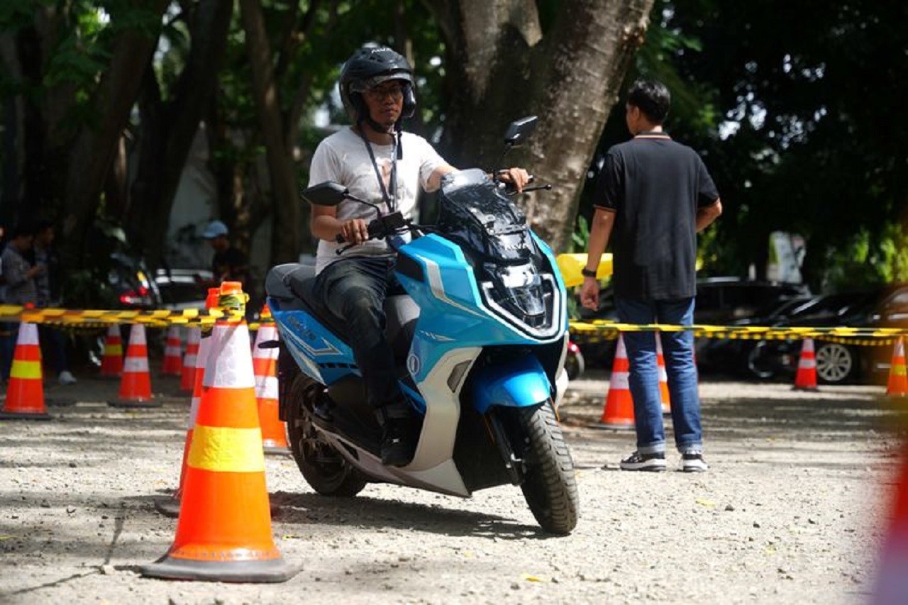 Salah satu pengendara melakukan test drive motor listrik Tanah Air Alva One XP. SP/ JKT