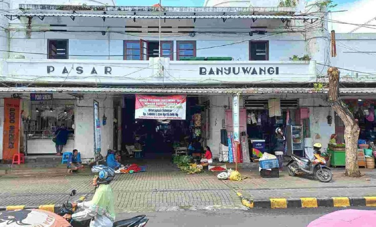 Sejumlah pedagang membongkar bagian-bagian bangunan toko di bagian depan Pasar Banyuwangi. SP/ BYW
