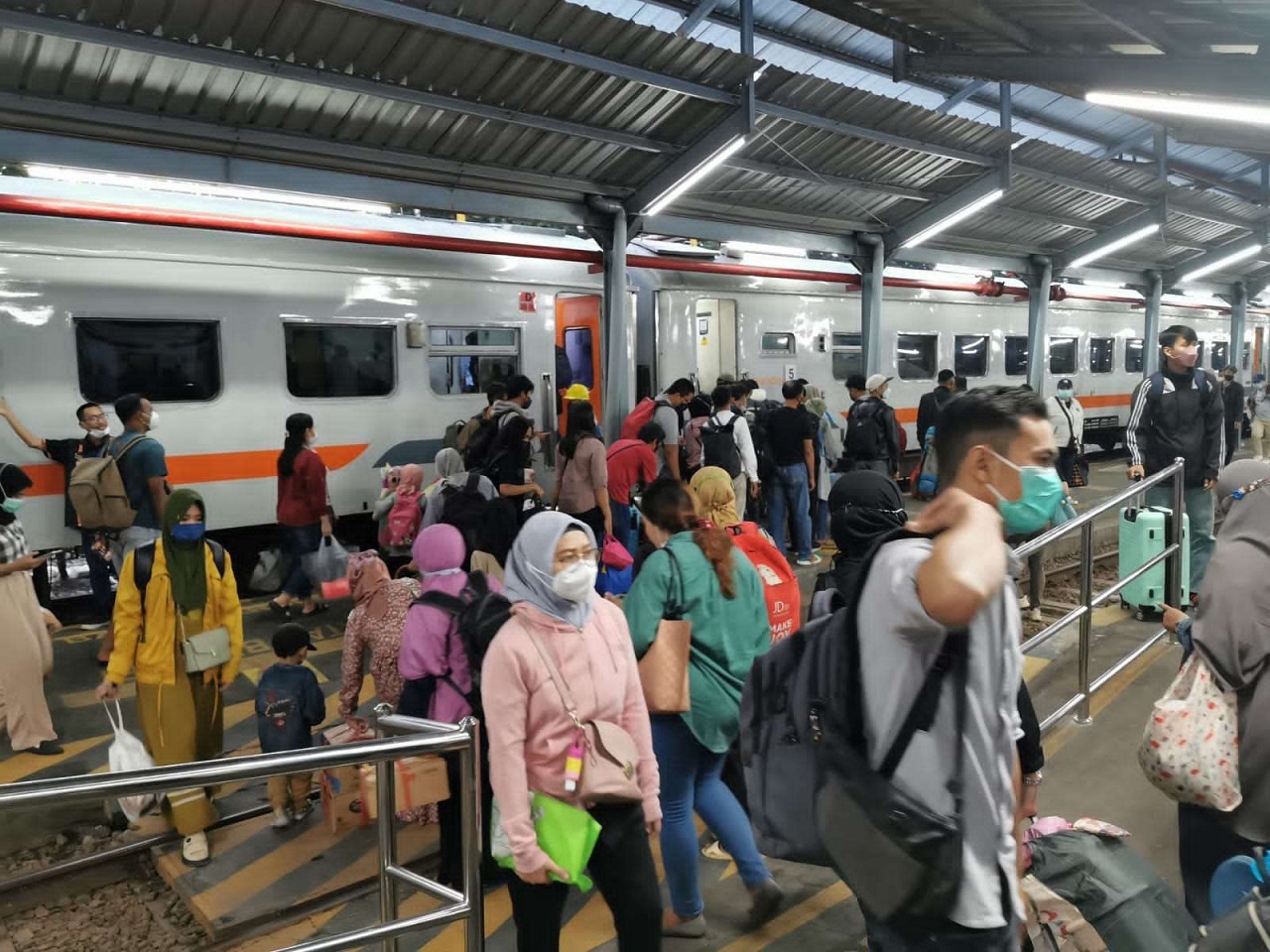 lustrasi. Penumpang memadati KA di Jember saat libur panjang. SP/ JBR