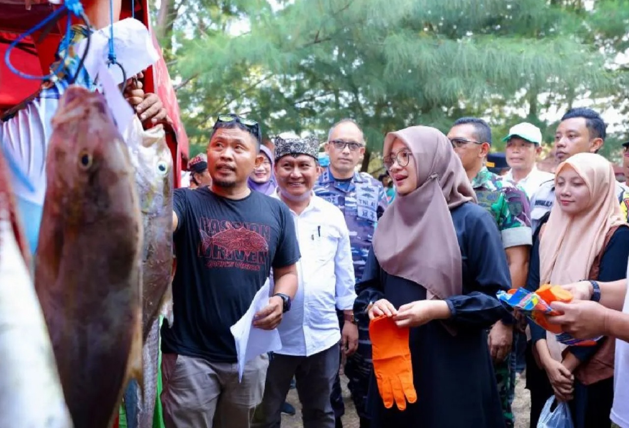Bupati Banyuwangi Ipuk Fiestiandani saat di lokasi kompetisi memancing. SP/ Antara