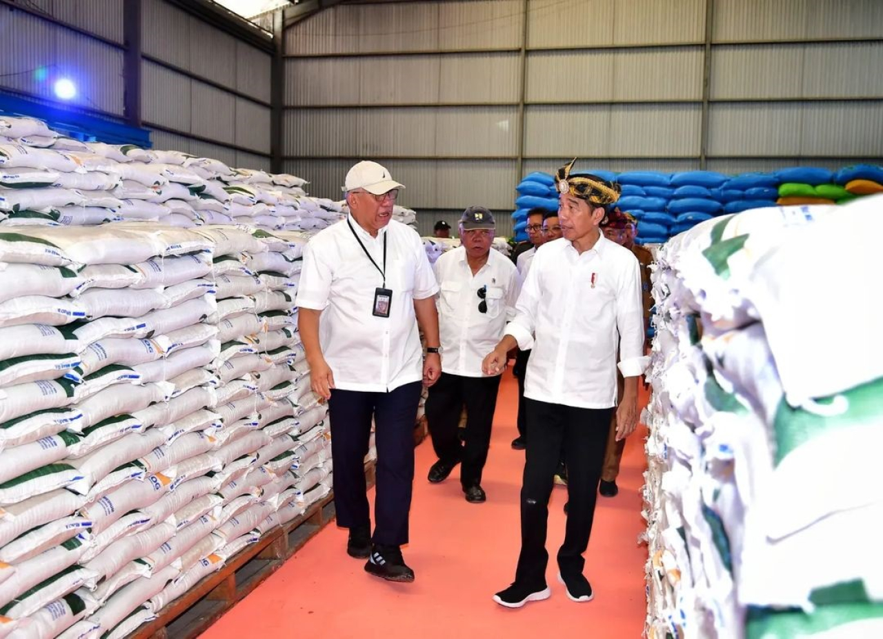 Presiden Jokowi saat mengecek ketersediaan beras untuk bansos di Sulawesi Tenggara, Senin (13/5/2024) pagi kemarin.