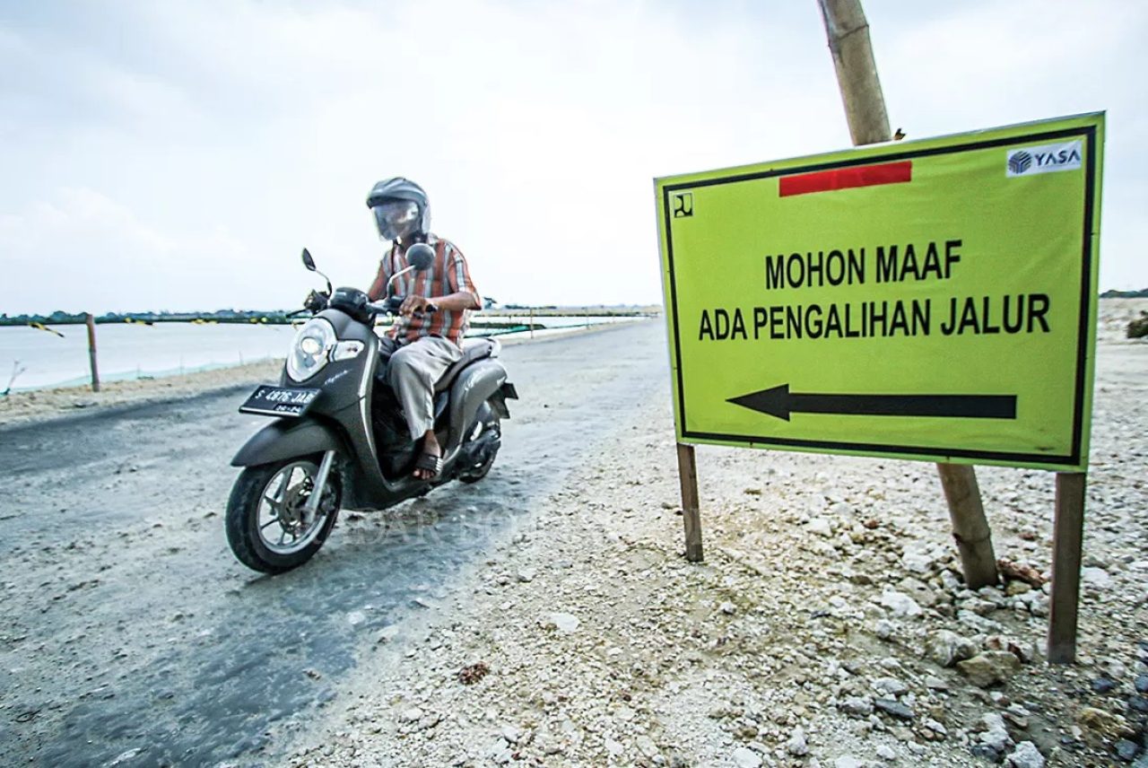 Ilustrasi. Pengendara sepeda motor melewati jalan yang sednag dibangun untuk Ring Road di Kabupaten Lamongan. SP/ LMG