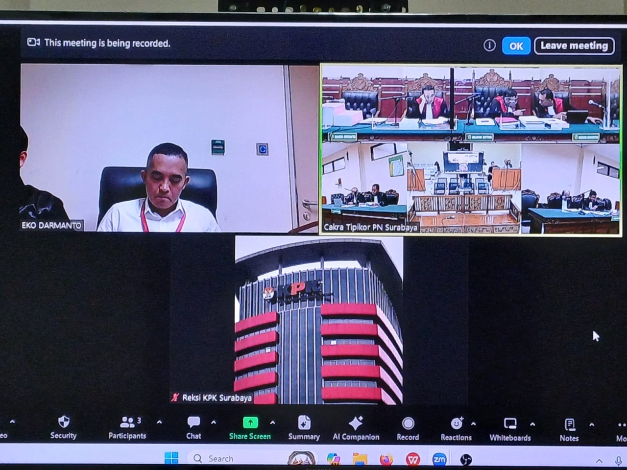 Ekspresi Eko Darmanto, eks Kepala Bea Cukai Yogyakarta saat mengikuti sidang pembacaan dakwaan secara daring di Pengadilan Tipikor Surabaya, Selasa (14/5/2024). SP/Budi Mulyono