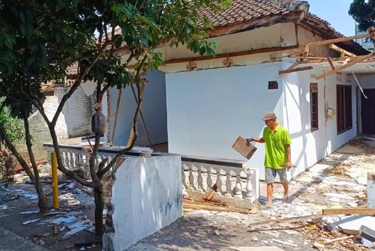 Salah satu warga yang sedang mengambili bahan bangunan yang bisa dimanfaatkan hingga dijual kembali di rumah terdampak Tol Ki Agung. Ayu Ismawati/ JPRK