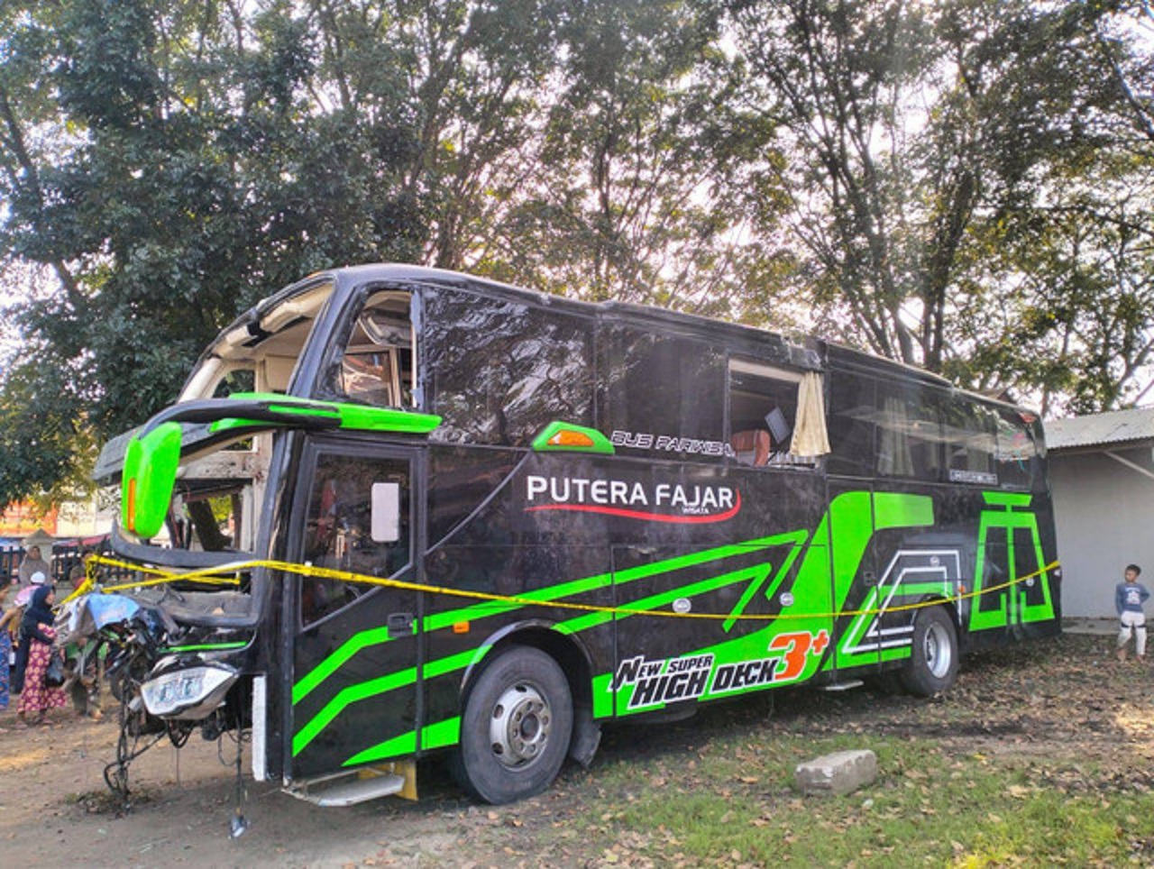 Kondisi bus pariwisata Putra Fajar pasca kecelakaan di Subang, Jawa Barat.  Foto: SP/ Dok. Istimewa