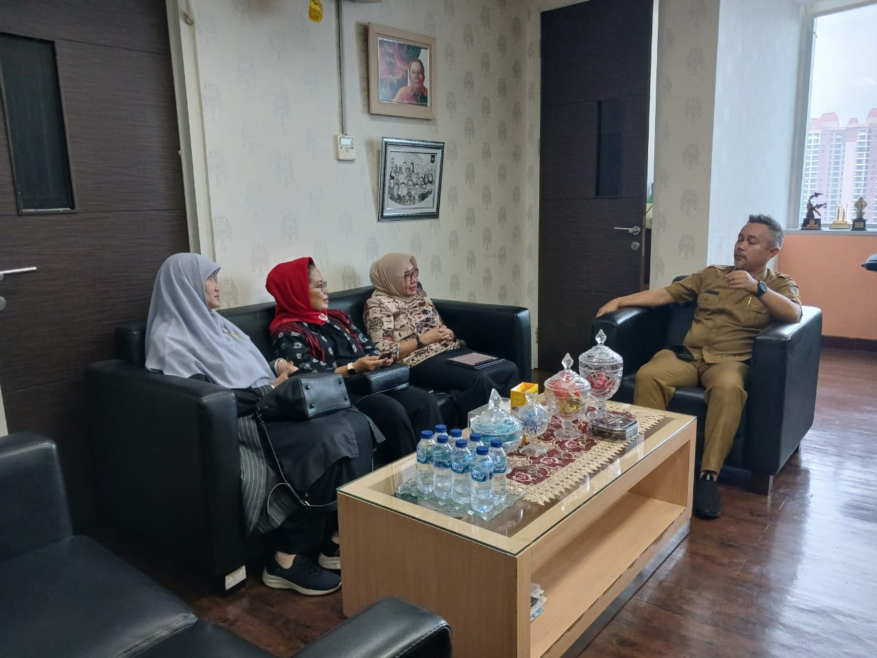 Banggar DPRD Jatim yang digawangi Anik Maslachah, Sri Untari dan Lilik Hendarwati saat konsolidasi tentang Pendapatan Asli Daerah di kantor Dirjen Otoda Kementerian Dalam Negeri. SP/RIKO
