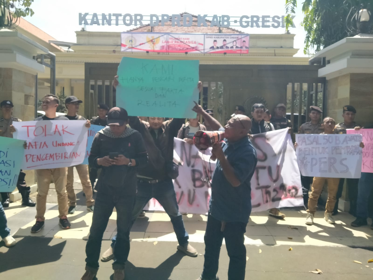 Aksi yang digelar para awak media di Gresik untuk menolak revisi UU Penyiaran di depan Kantor DPRD Jl Wahid Hasyim, Alun-Alun Kota Gresik, Senin (3/5). SP/Grs