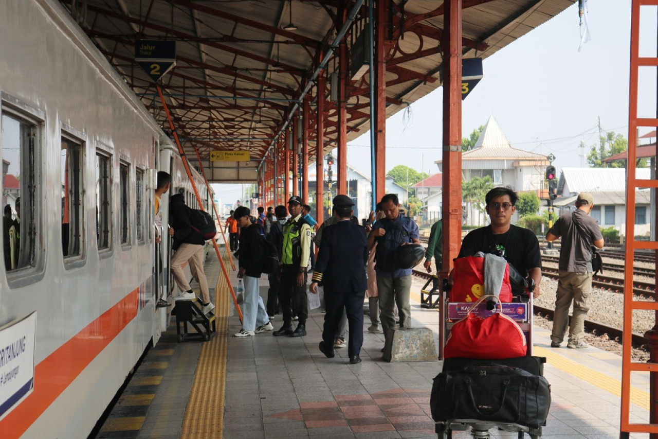 Suasana calon penumpang di Stasiun Blitar. SP/Lestariono