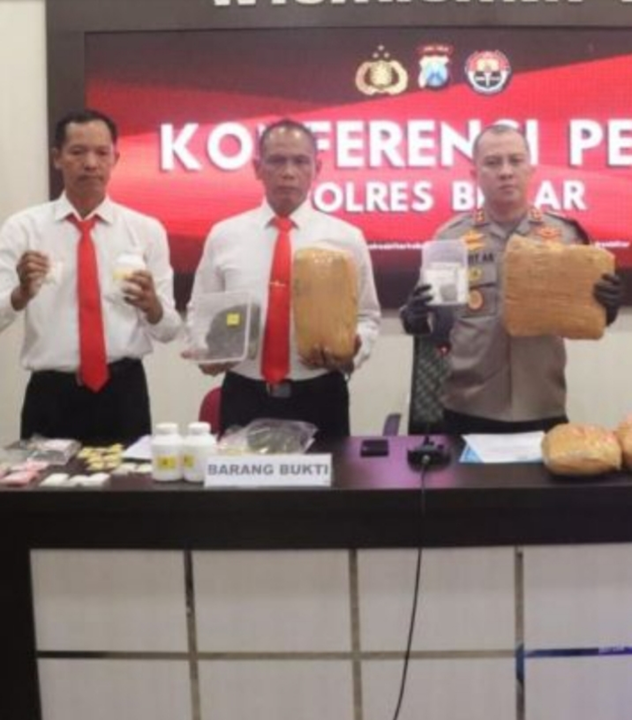 Petugas menunjukkan barang bukti saat rilis. SP/Lestariono