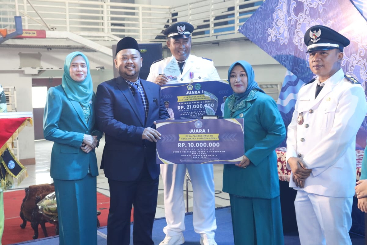 Bupati Fandi Akhmad Yani didampingi Ketua TP PKK Gresik saat memberikan apresiasi pada anggota PKK yang berprestasi. SP/Grs